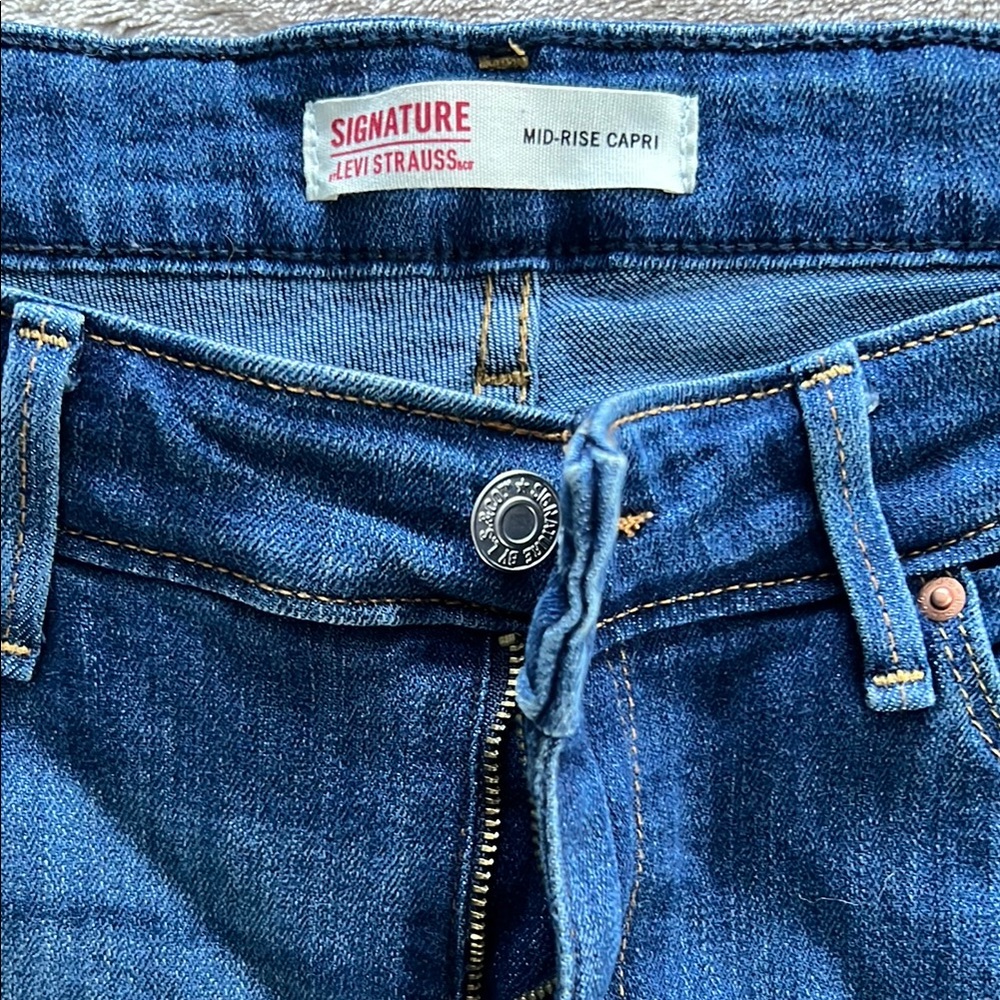 Signature Levi Strauss Mid-Rise Capri Jeans